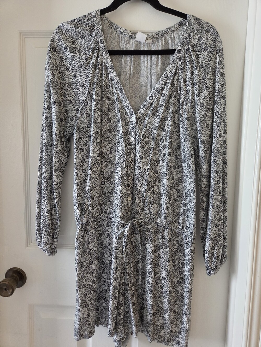GAP Black & White V‑Neck Long Sleeve Printed Short Jumper
